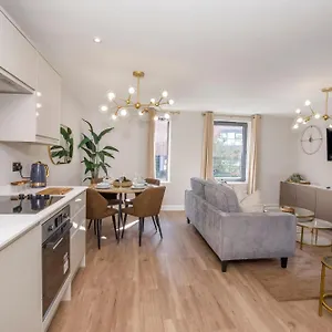 Crescent Court Modern And Luxurious York